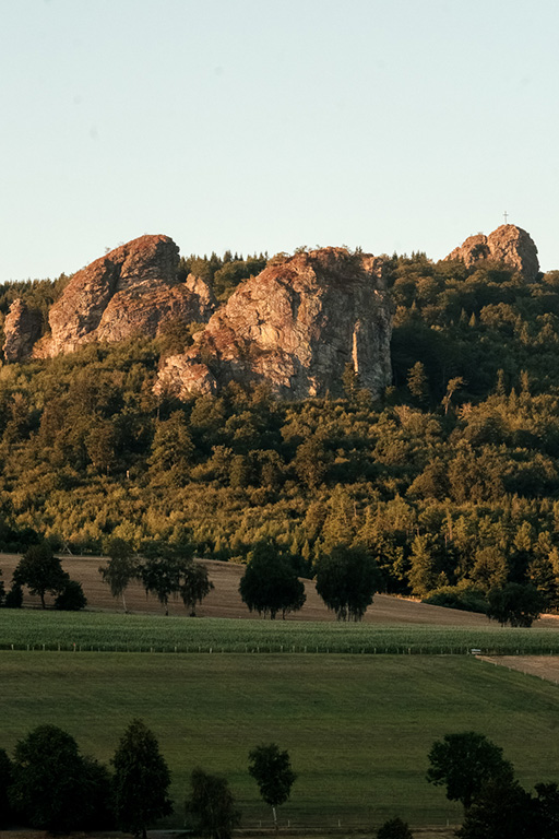 Bruchhauser Steine über grünen Wiesen und Wäldern bei Olsberg