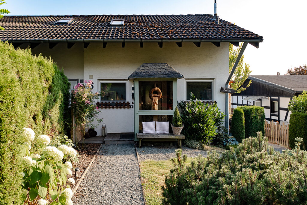 Ferienliebe Sauerland mit Garten und bepflanztem Eingangsbereich in Olsberg